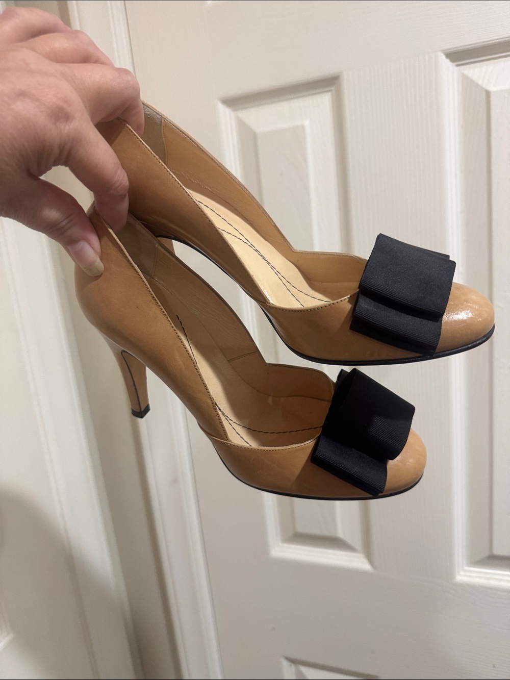 Kate Spade/Tan/Beige Leather 4” heels/Black Ribbon Bow on round toe/6.5/NWOT!